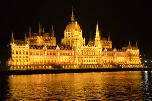 Het prachtige parlementsgebouw langs de Donau.