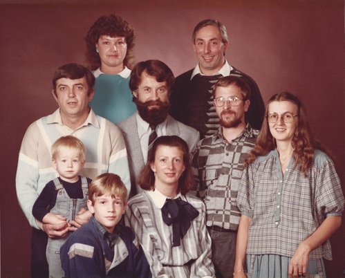 Van links naar rechts;  Onderaan: Ronny, Fabian Annemieke. In het midden: Kees Linders (man van Annemieke), mijn persoontje, Leo Adriaanse (man van Marigje) en Marigje. Bovenaan: Agnes (mijn vrouw) en Loet. Foto vermoedelijk gemaakt rond 1984.