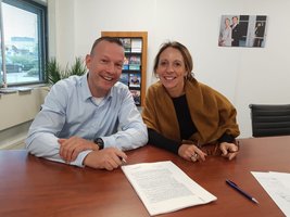 Fabian en Karen tekenen het koopcontract voor hun nieuwe huis in Almere op 4 oktober 2018.