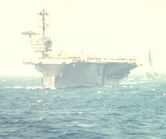 De USS Saratoga tijdens de steampast bij het 20 jaar bestaan NAVO