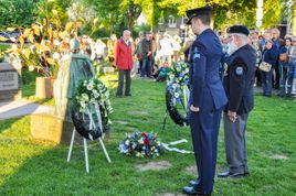 Kranslegging namens de Weesper Veteranen dodenherdenking 2018 te Weesp