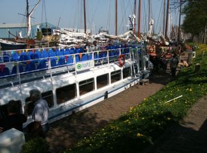 De nieuwe veerboot aan de kade in Muiden